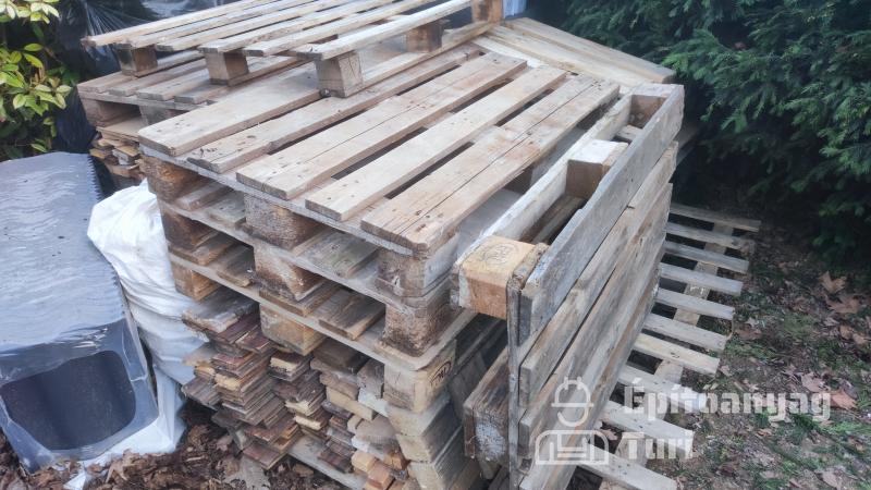 Bontott tetőlambéria, cserépléc, lépcső