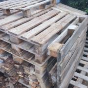 Bontott tetőlambéria, cserépléc, lépcső