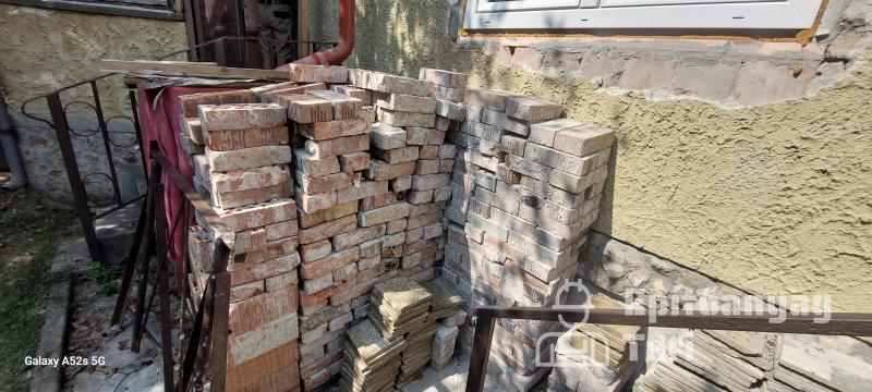 Eladó kisméretű tégla.