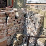 Eladó kisméretű tégla.