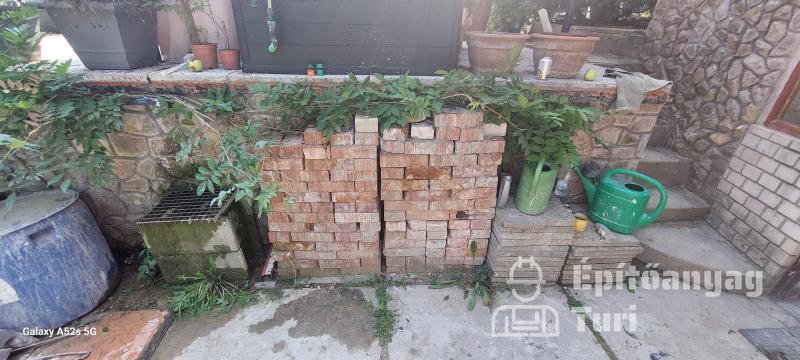 Eladó kisméretű tégla.