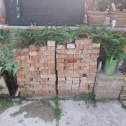 Eladó kisméretű tégla.