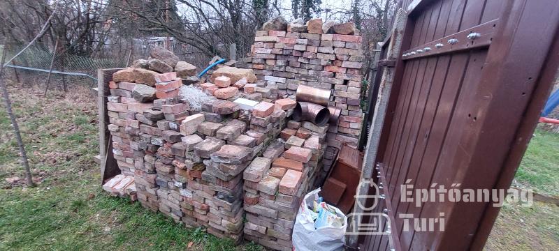 Eladó kisméretű tégla.