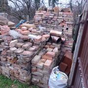 Eladó kisméretű tégla.