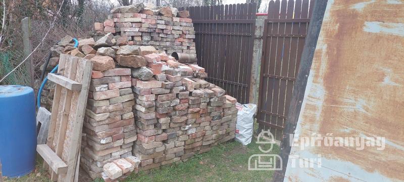 Eladó kisméretű tégla.