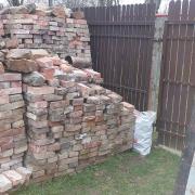 Eladó kisméretű tégla.