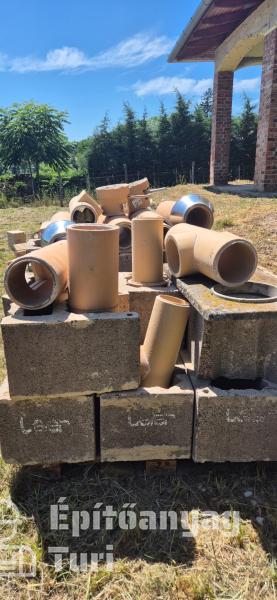 Bontott füstcsatorna, kéményelemek - terrakotta, kerámia csövek, betonzáró